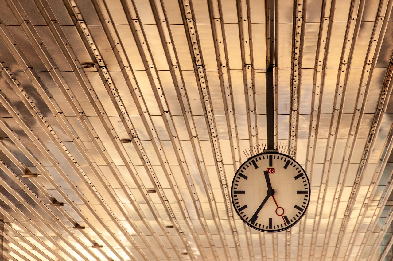 Horloge vintage stylisée dans une cuisine colorée.
