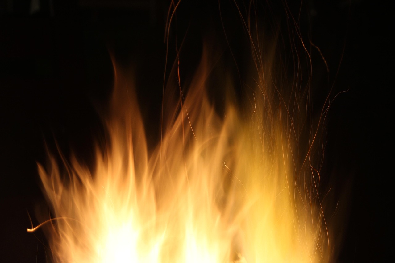 Groupe d'amis autour d'un feu de jardin.