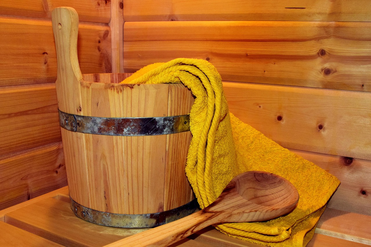 Vue extérieure d'un sauna de jardin élégant. Vue extérieure d'un sauna de jardin élégant.