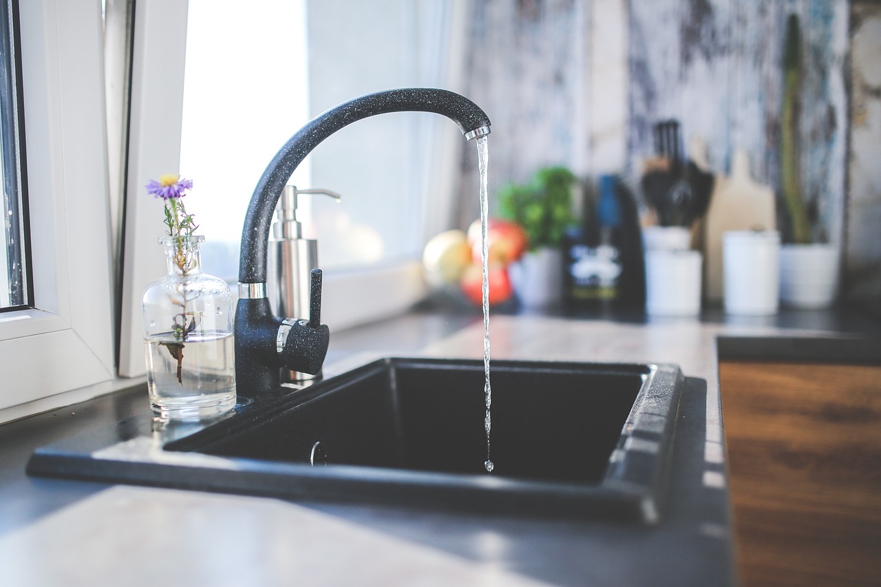 Élégant robinet moderne économe en eau. Élégant robinet moderne économe en eau.