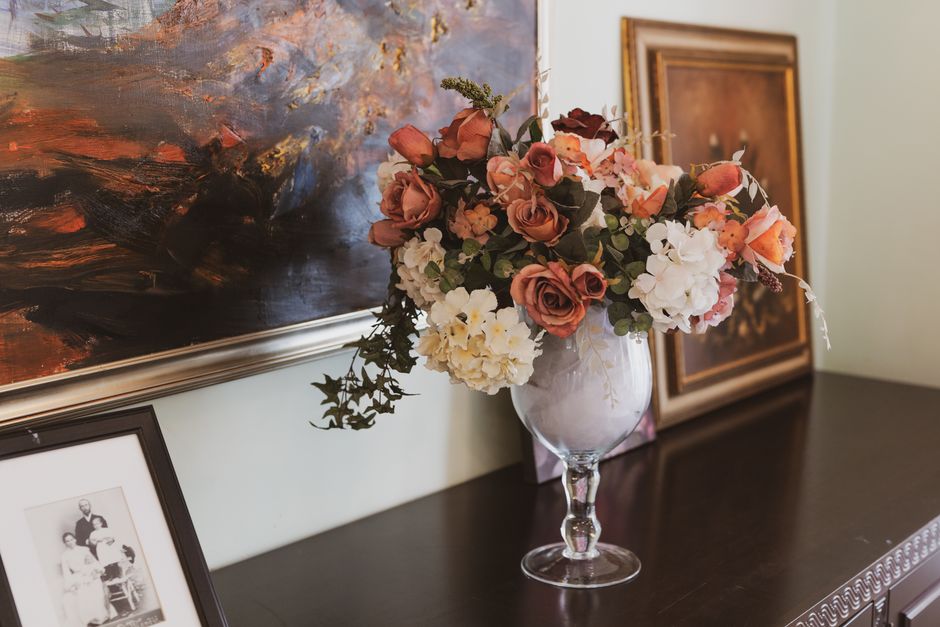 Vase de fleurs colorées sur une table en bois.
