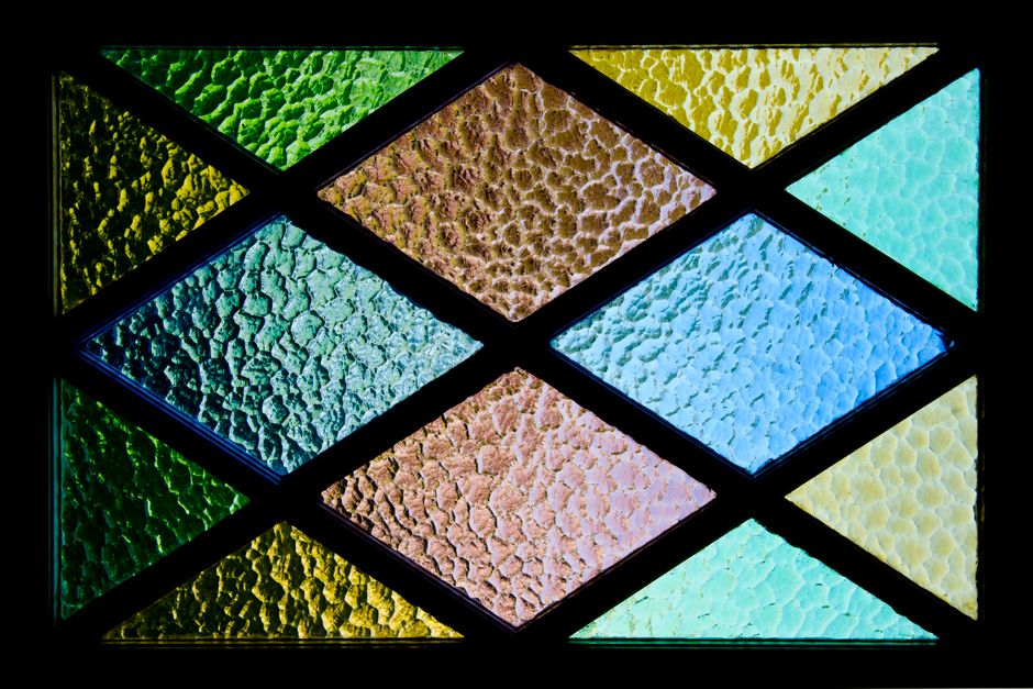 Fenêtre ornée de motifs en autocollant vitrail.