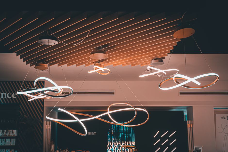 Plafond d'été décoré de lumières LED.