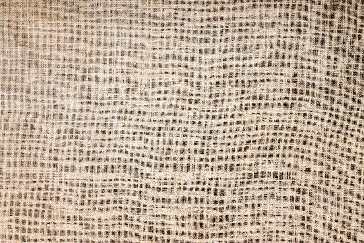 Vêtements en corduroy colorés sur un cintre. Vêtements en corduroy colorés sur un cintre.
