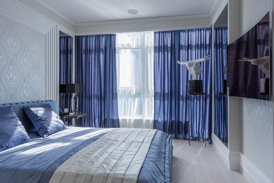Chambre apaisante avec des draperies bleues. Chambre apaisante avec des draperies bleues.