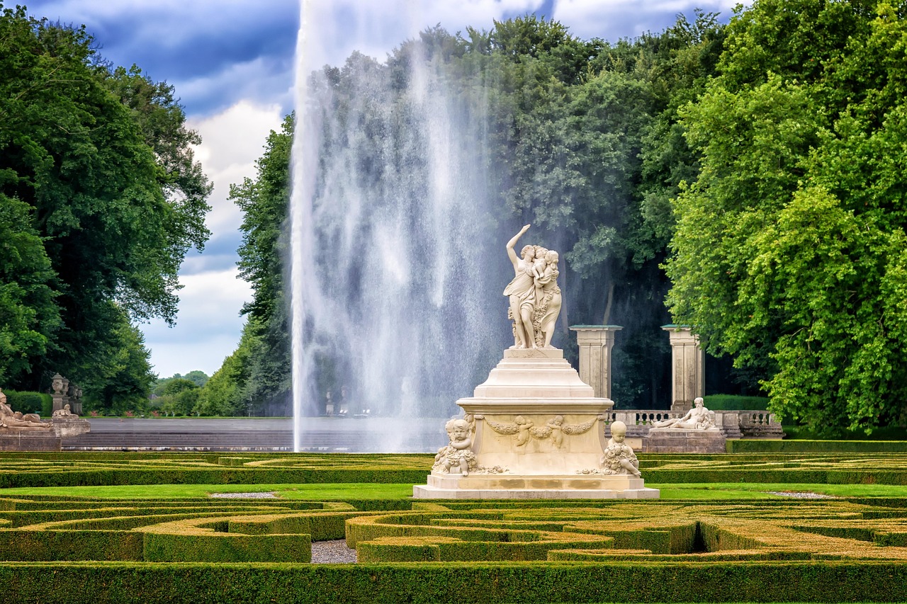 Bassin de jardin éclairé, soirée enchantée. Bassin de jardin éclairé, soirée enchantée.