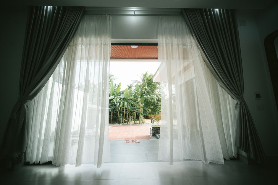 Coins jardin intimes avec rideaux blancs. Coins jardin intimes avec rideaux blancs.