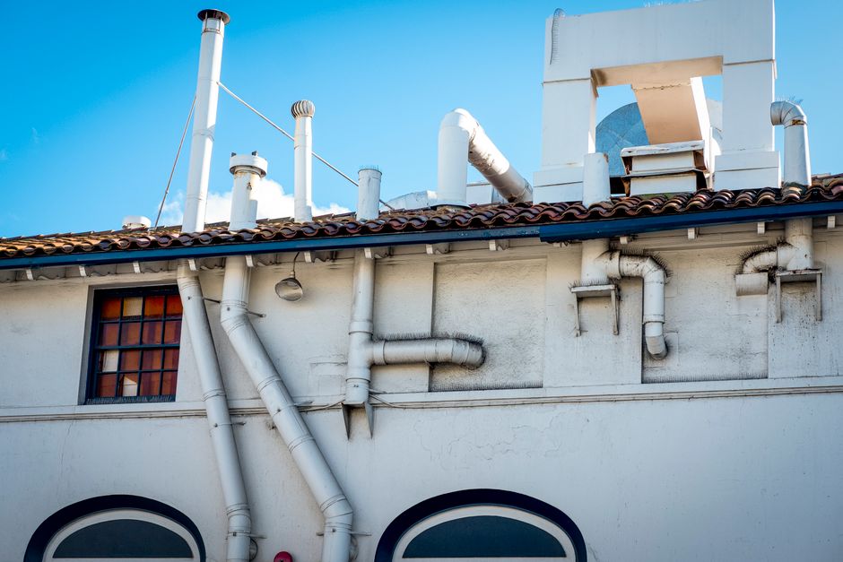 Installation moderne de ventilation pour intérieur frais.