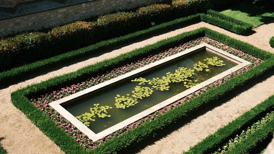 Ornement d'eau minimaliste dans un jardin zen Ornement d'eau minimaliste dans un jardin zen