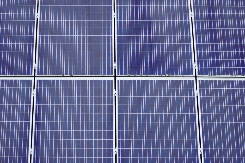 Gros plan de textiles absorbant l'énergie solaire.