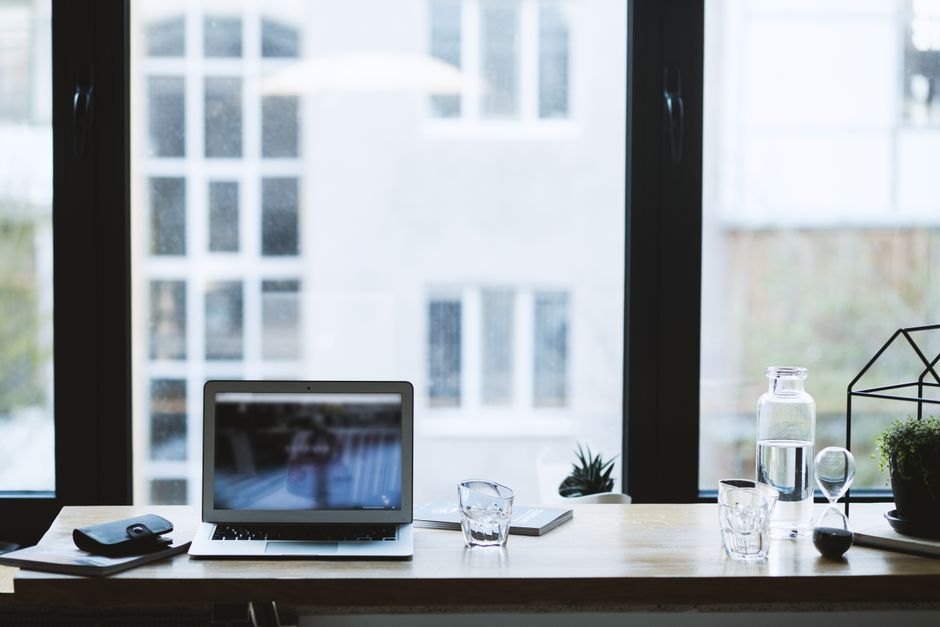 Espace de travail avec vue sur jardin. Espace de travail avec vue sur jardin.