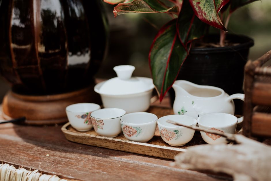Tasse en porcelaine vintage décorée de fleurs.