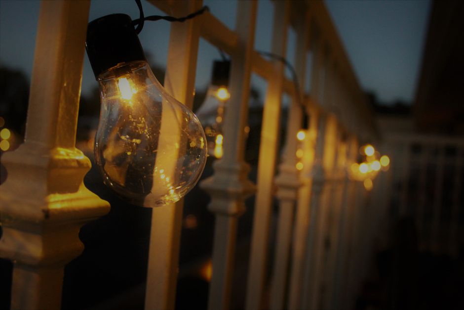 Lanterne suspendue éclaire un dîner romantique.