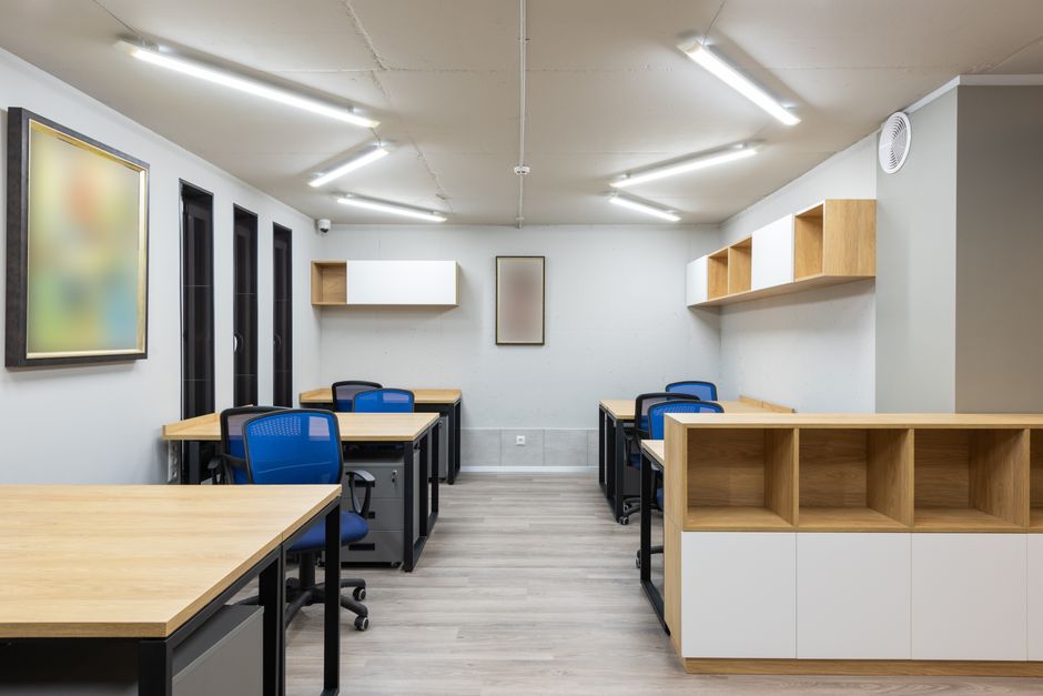 Canapé modulaire ajustable avec coussins colorés.
