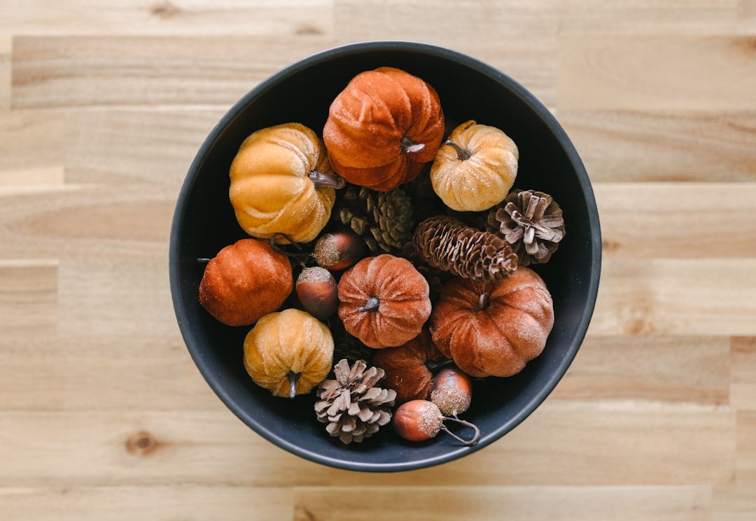 Décoration de table avec citrouilles et feuilles. Décoration de table avec citrouilles et feuilles.