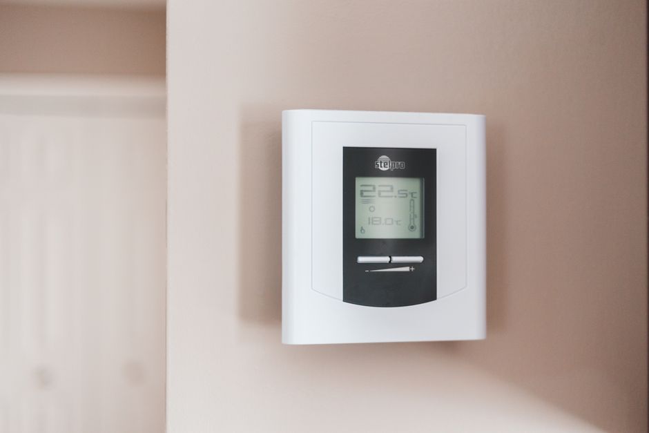 Appli mobile pilotant un thermostat connecté.