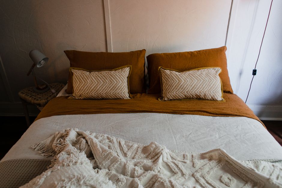 Chambre cosy aux couleurs automnales apaisantes. Chambre cosy aux couleurs automnales apaisantes.