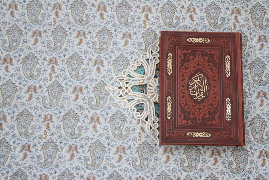 Feuilles séchées et motif paisley combinés. Feuilles séchées et motif paisley combinés.